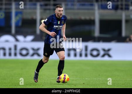 Milan, Italie. 20 février 2022, Milan Skriniar du FC Internazionale contrôle le ballon pendant la série Un match entre le FC Internazionale et nous Sassuolo au Stadio Giuseppe Meazza le 20 février 2022 à Milan, Italie. Banque D'Images