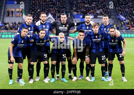 Milan, Italie. 20 février 2022, les joueurs de l'équipe du FC Internazionale posent pour une photo d'équipe avant la série Un match entre le FC Internazionale et nous Sassuolo au Stadio Giuseppe Meazza le 20 février 2022 à Milan, Italie. Banque D'Images