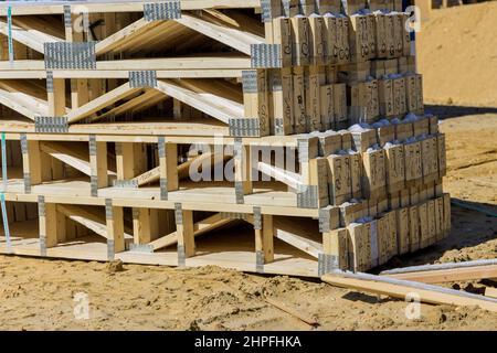 Empilez sur les montants des matériaux de bois pour la nouvelle maison en bois Banque D'Images