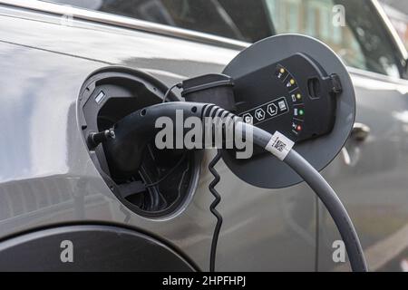 WIMBLEDON LONDRES, ROYAUME-UNI. 21 février 2022. Une voiture branchée à un point de recharge électrique à Wimbledon, dans le sud-ouest de Londres, alors que les propriétaires de voitures électriques ont signalé une augmentation des vols de câble avec Thieves voler le câble nécessaire pour recharger les voitures, et la vente du cuivre contenu comme ferraille ou sur le marché d'occasion pour jusqu'à £200. Credit: amer ghazzal / Alamy Live News Banque D'Images