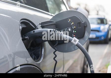 WIMBLEDON LONDRES, ROYAUME-UNI. 21 février 2022. Une voiture branchée à un point de recharge électrique à Wimbledon, dans le sud-ouest de Londres, alors que les propriétaires de voitures électriques ont signalé une augmentation des vols de câble avec Thieves voler le câble nécessaire pour recharger les voitures, et la vente du cuivre contenu comme ferraille ou sur le marché d'occasion pour jusqu'à £200. Credit: amer ghazzal / Alamy Live News Banque D'Images