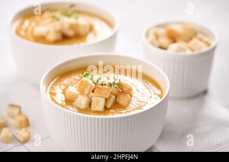 Purée de potiron avec croûtons. Gros plan. Soupe de légumes. Banque D'Images