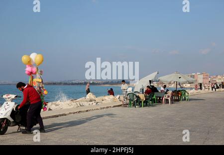 Tyr, Liban. 20th févr. 2022. Vue sur la promenade de la mer, Tyr, Liban, 20 février 2022. Tyr (appelé même pour) est la quatrième ville du Liban, après Beyrouth, Tripoli et Saida, et la capitale du district de Tyr dans le gouvernorat sud contrôlé par le Hezbollah. (Photo d'Elisa Gestri/Sipa USA) crédit: SIPA USA/Alay Live News Banque D'Images