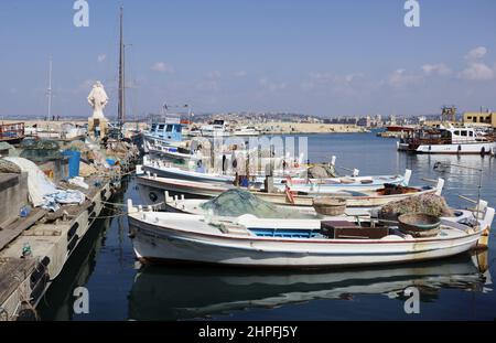 Tyr, Liban. 20th févr. 2022. Vue sur le port de Tyr, Liban, le 20 février 2022. Tyr (appelé même pour) est la quatrième ville du Liban, après Beyrouth, Tripoli et Saida, et la capitale du district de Tyr dans le gouvernorat sud contrôlé par le Hezbollah. (Photo d'Elisa Gestri/Sipa USA) crédit: SIPA USA/Alay Live News Banque D'Images