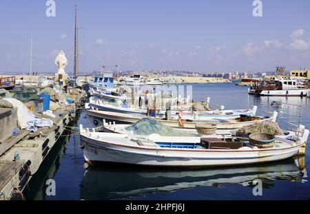 Tyr, Liban. 20th févr. 2022. Vue sur le port de Tyr, Liban, le 20 février 2022. Tyr (appelé même pour) est la quatrième ville du Liban, après Beyrouth, Tripoli et Saida, et la capitale du district de Tyr dans le gouvernorat sud contrôlé par le Hezbollah. (Photo d'Elisa Gestri/Sipa USA) crédit: SIPA USA/Alay Live News Banque D'Images