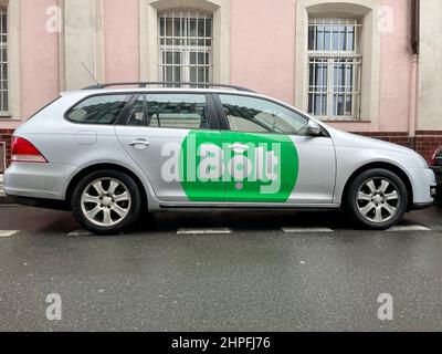 Prague, République Tchèque - février 16 2022 : voiture argentée de la société Bolt garée dans la rue Karlin à Prague Banque D'Images