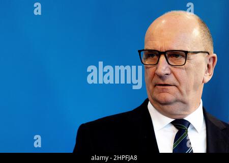 Potsdam, Allemagne. 21st févr. 2022. Dietmar Woidke (SPD), ministre-président du Brandebourg, a pris part à une conférence de presse à la suite d'une réunion avec Schneider, ministre d'État auprès de la chancelière allemande et commissaire du gouvernement fédéral pour l'Allemagne de l'est. Credit: Carsten Koall/dpa/Alay Live News Banque D'Images