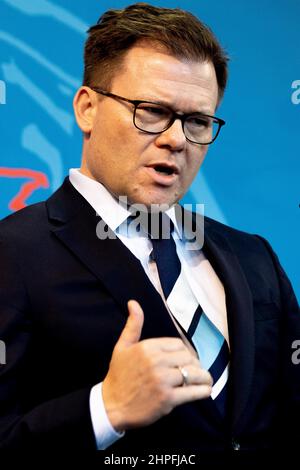 Potsdam, Allemagne. 21st févr. 2022. Carsten Schneider (SPD), ministre d'État à la chancelière et commissaire du gouvernement fédéral pour l'Allemagne de l'est, prend la parole lors d'une conférence de presse commune après avoir rencontré Woidke, ministre-président du Brandebourg. Credit: Carsten Koall/dpa/Alay Live News Banque D'Images