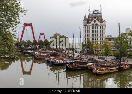 Vieux port de Rotterdam, avec des navires historiques et la maison blanche Banque D'Images