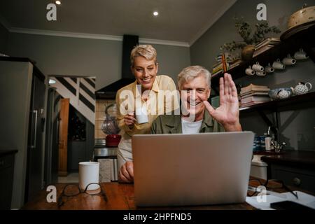 Un couple de personnes âgées caucasiennes agité pendant un appel vidéo Banque D'Images