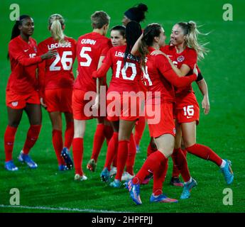 NORWICH, Royaume-Uni, FÉVRIER 20 : Vanessa Gilles (Angel City FC) du Canada célèbre son but avec Janine Beckie (Manchester City) du Canada duri Banque D'Images