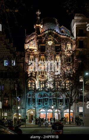 Barcelone, Espagne - 26 janvier 2022 : la façade de la Casa Battlo (maison d'os) conçue par Antoni Gaudi la nuit Banque D'Images