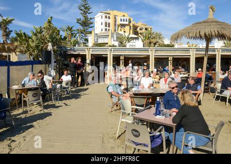 Cabopino, Espagne - 9January 2021: Les gens mangent sur un restaurant de plage à Cabopino sur l'Andalousie en Espagne Banque D'Images