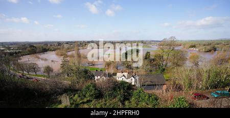 Inondations à Ross-on-Wye, dans le Herefordshire, après des vents violents et des intempéries. Les Britanniques ont été prévenus de se préparer à renforcer les vents et les pluies d’amarrage alors que Storm Franklin se déplaçait dans la nuit, quelques jours seulement après que Storm Eunice ait détruit des bâtiments et laissé 1,4 millions de maisons sans électricité. Date de la photo: Lundi 21 février 2022. Banque D'Images