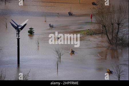 Inondations à Ross-on-Wye, dans le Herefordshire, après des vents violents et des intempéries. Les Britanniques ont été prévenus de se préparer à renforcer les vents et les pluies d’amarrage alors que Storm Franklin se déplaçait dans la nuit, quelques jours seulement après que Storm Eunice ait détruit des bâtiments et laissé 1,4 millions de maisons sans électricité. Date de la photo: Lundi 21 février 2022. Banque D'Images