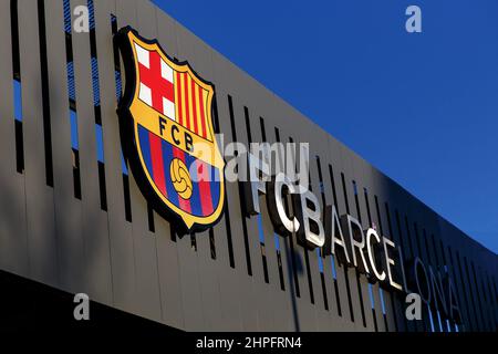 Barcelone, Espagne - 26 janvier 2022 : - logo du FC Barcelone à l'extérieur du stade Camp Nou Banque D'Images