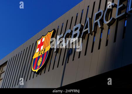 Barcelone, Espagne - 26 janvier 2022 : - logo du FC Barcelone à l'extérieur du stade Camp Nou Banque D'Images