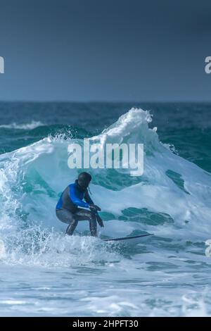 Le surf d'hiver au Fistral à Newquay, en Cornouailles, au Royaume-Uni. Banque D'Images