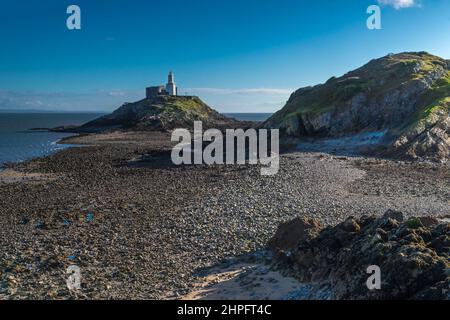 Mumbles Lighthouse perché sur un promontoire rocheux, Swansea Wales UK.Janvier 2022 Banque D'Images