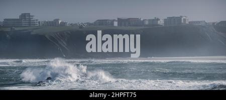 Une image panoramique des mers sauvages dans la baie de Newquay alors que Storm Eunice bat la côte autour de Newquay, à Cornwall, au Royaume-Uni. Banque D'Images