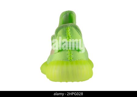 Sneaker à chiffon vert avec semelle en polyuréthane sur fond blanc. Banque D'Images