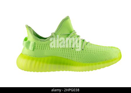 Sneaker à chiffon vert avec semelle en polyuréthane sur fond blanc. Banque D'Images