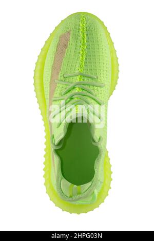 Vue du dessus de la sneaker avec chiffon vert sur fond blanc. Banque D'Images