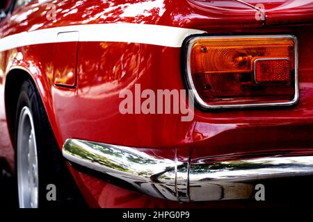 Grado, Italie - 13 octobre 2021: Dos de rouge Alfa Romeo Giulia Sprint GT avec une bande blanche Banque D'Images