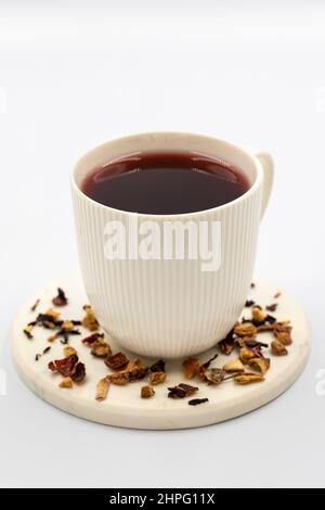 Thé aux pommes (thé Hibiscus) sur fond blanc. Tisane asiatique médicinale. Thé aux fruits mélangé à de l'hibiscus, du Rosehip, de l'écorce d'orange, de la pelte de citron et de l'appl Banque D'Images