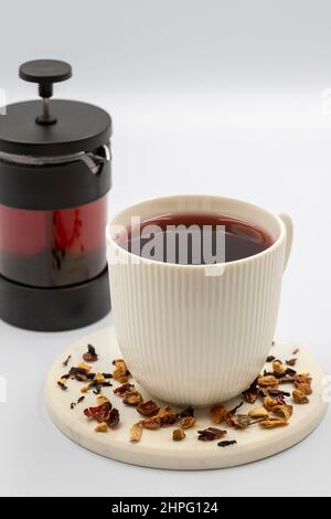 Thé aux pommes (thé Hibiscus) sur fond blanc. Tisane asiatique médicinale. Thé aux fruits mélangé à de l'hibiscus, du Rosehip, de l'écorce d'orange, de la pelte de citron et de l'appl Banque D'Images