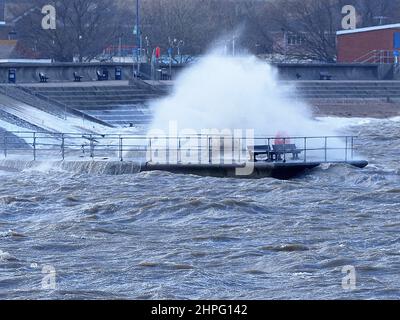 Sheerness, Kent, Royaume-Uni. 21st févr. 2022. Météo au Royaume-Uni: Vents violents de la force de vent de la tempête Franklin batter Sheerness, Kent cet après-midi. Crédit : James Bell/Alay Live News Banque D'Images