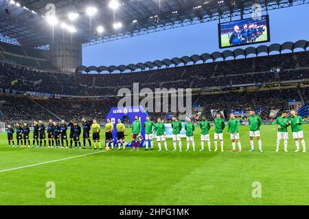 Milan, Italie. 20th févr. 2022. Les joueurs des deux équipes s'alignent avant la série Un match entre Inter et Sassuolo à Giuseppe Meazza à Milan. (Crédit photo : Gonzales photo/Alamy Live News Banque D'Images