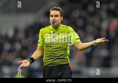 Milan, Italie. 20th févr. 2022. L'arbitre Francesco Fourneau a vu dans la série Un match entre Inter et Sassuolo à Giuseppe Meazza à Milan. (Crédit photo : Gonzales photo/Alamy Live News Banque D'Images