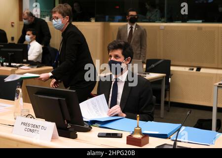 Bruxelles, Belgique. 21st févr. 2022. Le ministre français de l'Agriculture, Julien Denormandie, sonne la cloche au début du Conseil "Agriculture et pêche" à Bruxelles, Belgique, le 21 février 2022. Crédit: ALEXANDROS MICHAILIDIS/Alamy Live News Banque D'Images