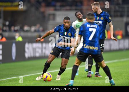 Milan, Italie. 20th févr. 2022. Denzel Dumfries (2) d'Inter vu dans la série Un match entre Inter et Sassuolo à Giuseppe Meazza à Milan. (Crédit photo : Gonzales photo/Alamy Live News Banque D'Images