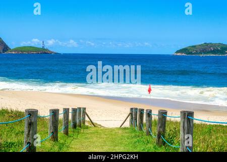 Un chemin naturel menant au sable. Camboinhas plage si un endroit célèbre et une destination de voyage dans l'État de Rio de Janeiro. Banque D'Images