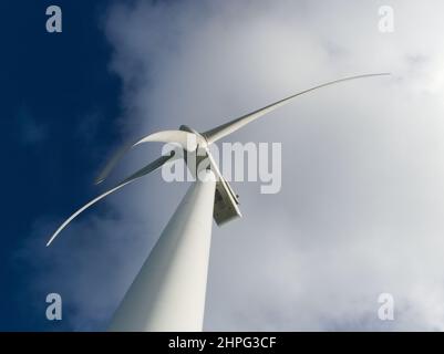 Éolienne contre ciel nuageux, 2,0MW Vestas V80 onshore Banque D'Images