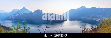 Le soir, randonnée le long du lac de Lucerne, en Suisse Banque D'Images