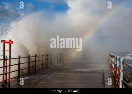 Heysham, Lancashire, Royaume-Uni. 12th févr. 2022. La lumière du soleil réfractée dans la pulvérisation forme un arc-en-ciel au-dessus de l'eau de rupture de Grosvenor à Heysham crédit: PN News/Alamy Live News Banque D'Images