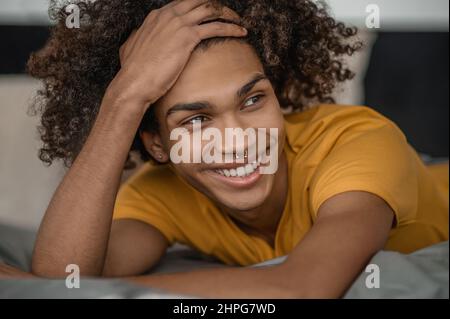 Taille d'un jeune mulatto aux cheveux bouclés Banque D'Images