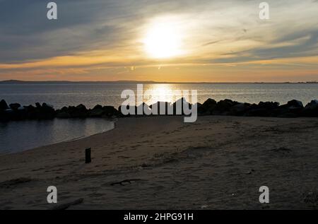 Coucher de soleil coloré avec des nuages de Cirrus au-dessus de Sandy Hook Bay, Highlands, New Jersey, États-Unis -53 Banque D'Images