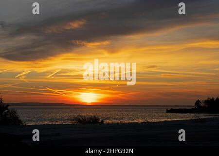 Coucher de soleil coloré avec des nuages de Cirrus au-dessus de Sandy Hook Bay, Highlands, New Jersey, États-Unis -57 Banque D'Images