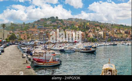 ACI Trezza (Italie) - Une vue sur le village de pêche touristique, dans la municipalité d'ACI Castello, ville métropolitaine de Catane, île et région de Sicile. Banque D'Images