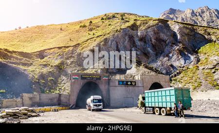 26 août 2016, tunnel de l'Anzob, Tadjikistan : sortie du tunnel de l'Anzob - partie de la route du col de l'Anzob traversant la chaîne de montagnes de Zarafshan au Tadjikistan Banque D'Images