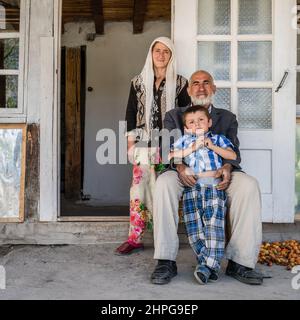 26 août 2016, village de Margib, Tadjikistan : une famille locale par sa maison dans un petit village de la région de Yaghnob au Tadjikistan Banque D'Images