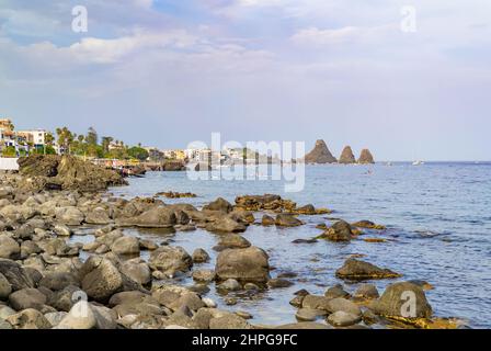 ACI Trezza (Italie) - Une vue sur le village de pêche touristique, dans la municipalité d'ACI Castello, ville métropolitaine de Catane, île et région de Sicile. Banque D'Images