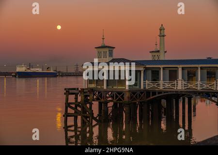 Norsky RO-RO ferry amarré à Tilbury 2 de Gravesend Kent avec une pleine lune se levant derrière et jetée de ville en premier plan Banque D'Images