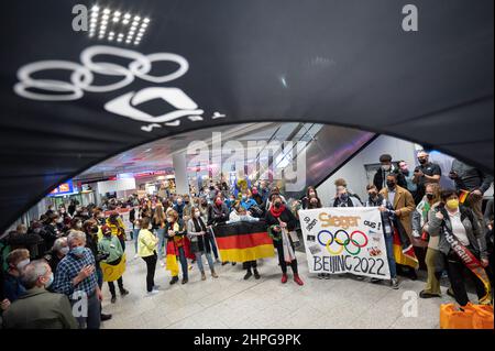 21 février 2022, Hessen, Francfort-sur-le-main : les membres de la famille, les amis et les équipes de formation attendent le retour des derniers membres de la délégation allemande aux Jeux d'hiver de Beijing à l'aéroport de Francfort. Photo: Sebastian Gollnow/dpa Banque D'Images