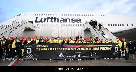 21 février 2022, Hessen, Francfort-sur-le-main : l'équipe olympique allemande se dresse derrière une affiche intitulée « Team Germany back from Beijing » lorsqu'elle revient des Jeux olympiques de Pékin à l'aéroport de Francfort. Photo: Arne Dedert/dpa Banque D'Images