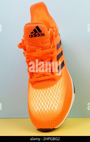 Tyumen, Russie-13 janvier 2022: Logo Adidas sur les chaussures de course orange.Photo verticale Banque D'Images